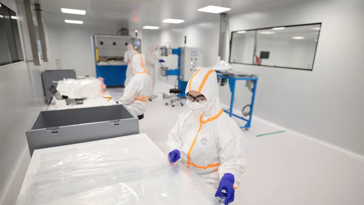 Pharmaceutical cleanroom with LED lighting